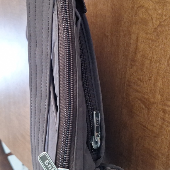 Like new Lug Crossbody. Medium Size - Picture 10 of 10